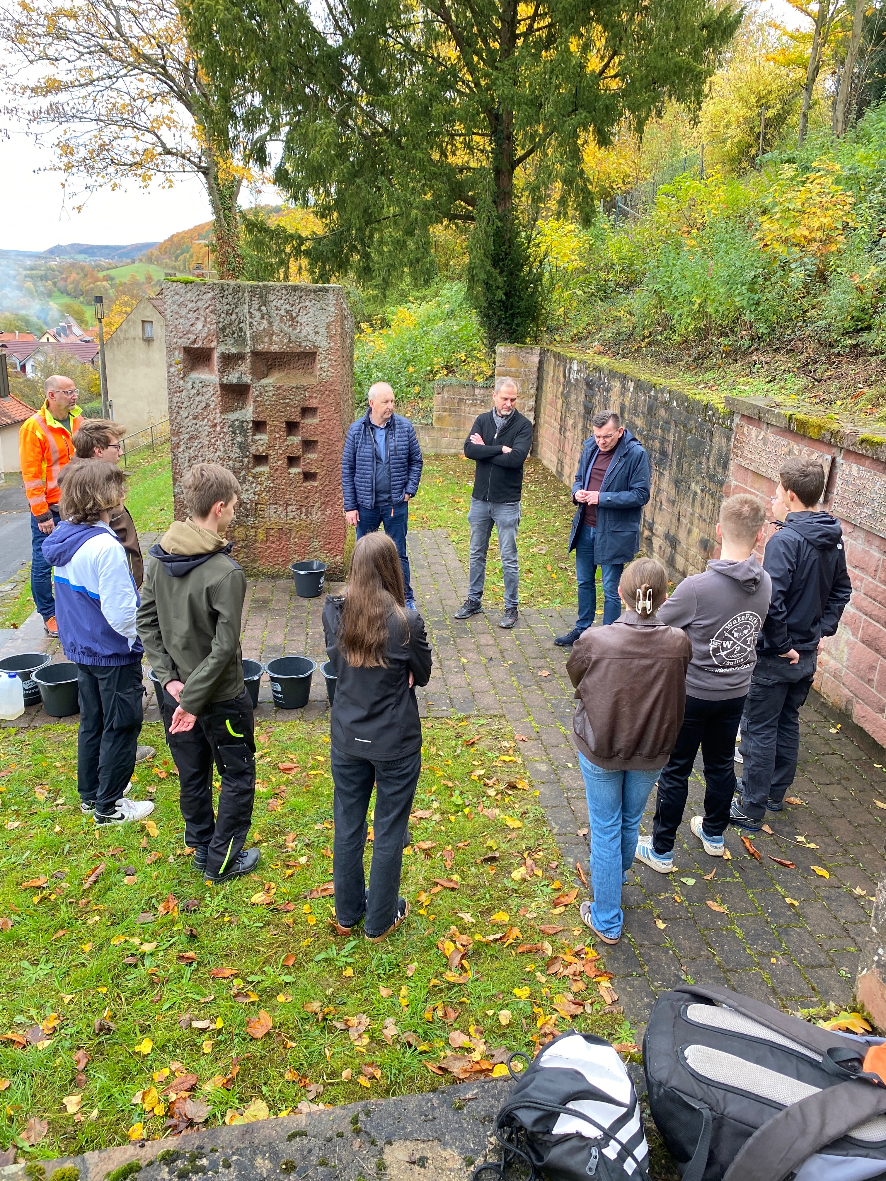 Gruppe der Schülerinnen und Schüler mit Beteiligten am Kriegerdenkmal in Pfaffenhausen