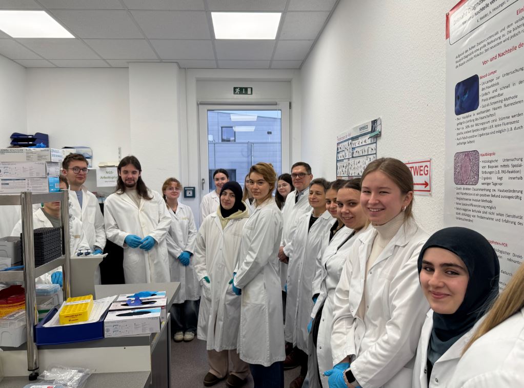 Schülerinnen im Biologie-Labor beim Arbeiten