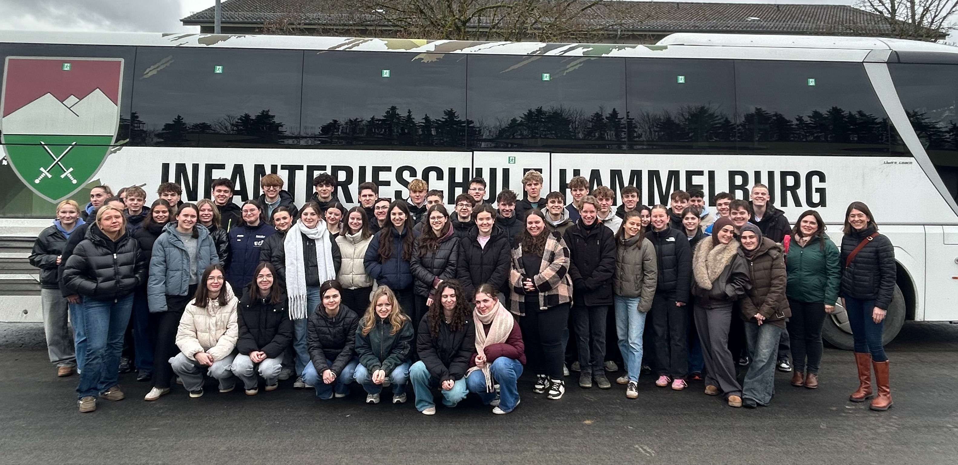 Die Q12 des Frobenius-Gymnasiums vor dem Bus auf dem Gelände der Saaleck-Kaserne in Hammelburg