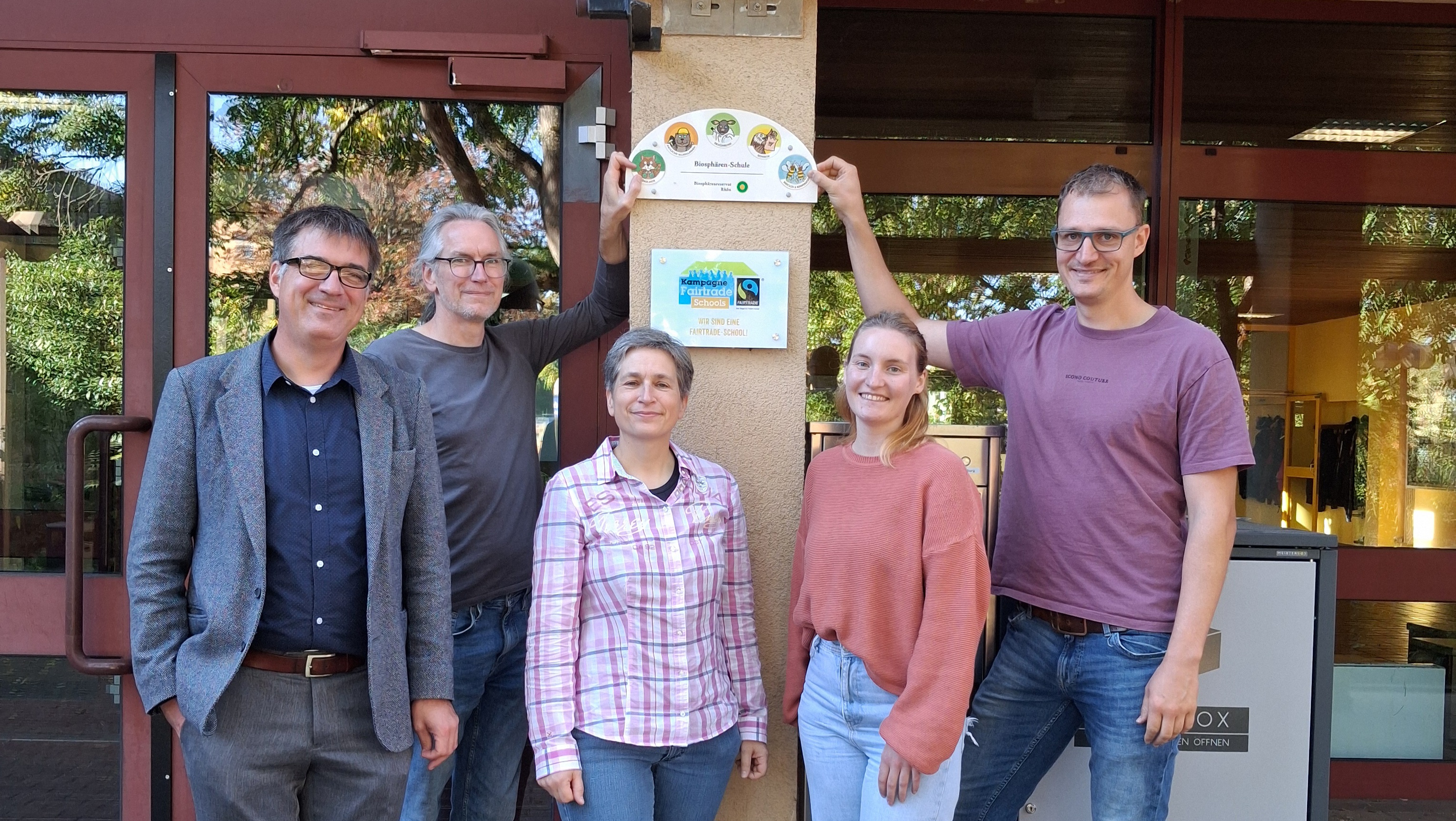 Die beiden neuen Plaketten werden am Logo der Biosphärenschule angebracht. Von links: Schulleiter Martin Steinel, Dr. Joachim Schneider, Christine Kreß, Katharina Maisch und Thomas Müller.